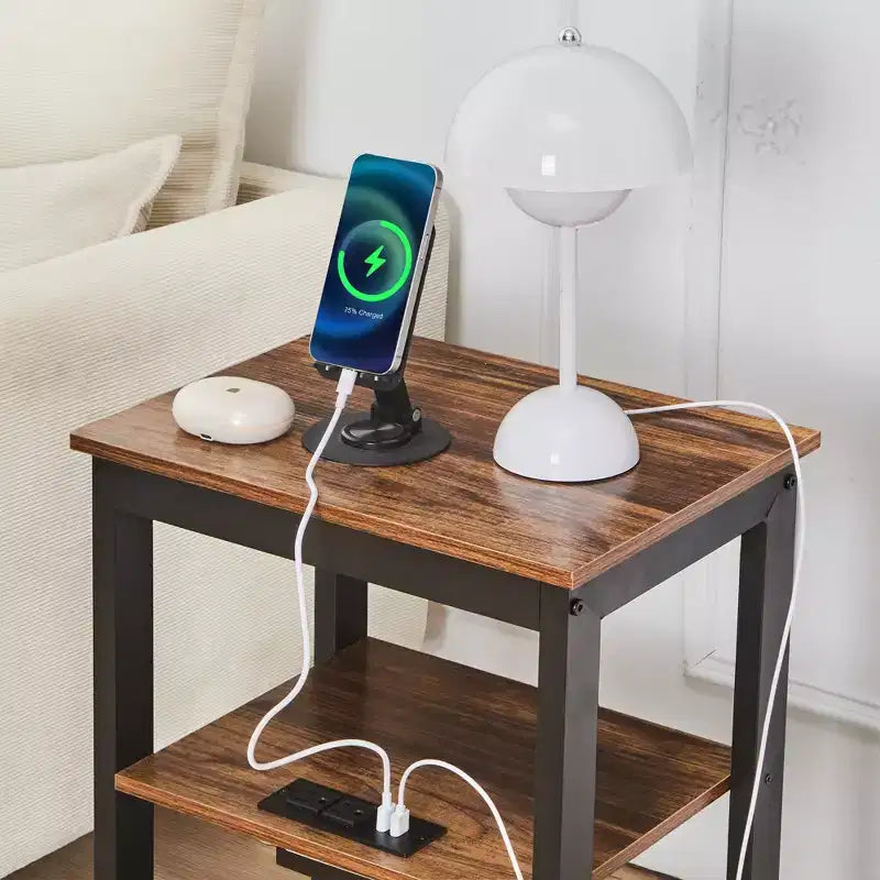 Table de chevet moderne avec station de recharge, Table d'appoint avec étagère de rangement pour chambre ou salon, Petits espaces, Noir/Marron/Blanc