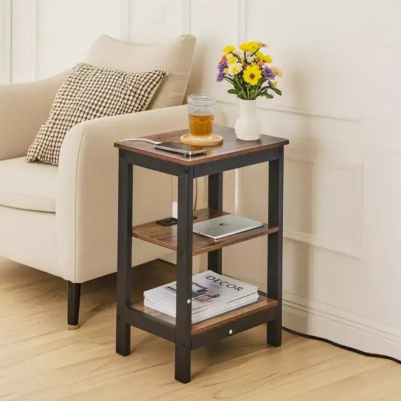 Table de chevet moderne avec station de recharge, Table d'appoint avec étagère de rangement pour chambre ou salon, Petits espaces, Noir/Marron/Blanc
