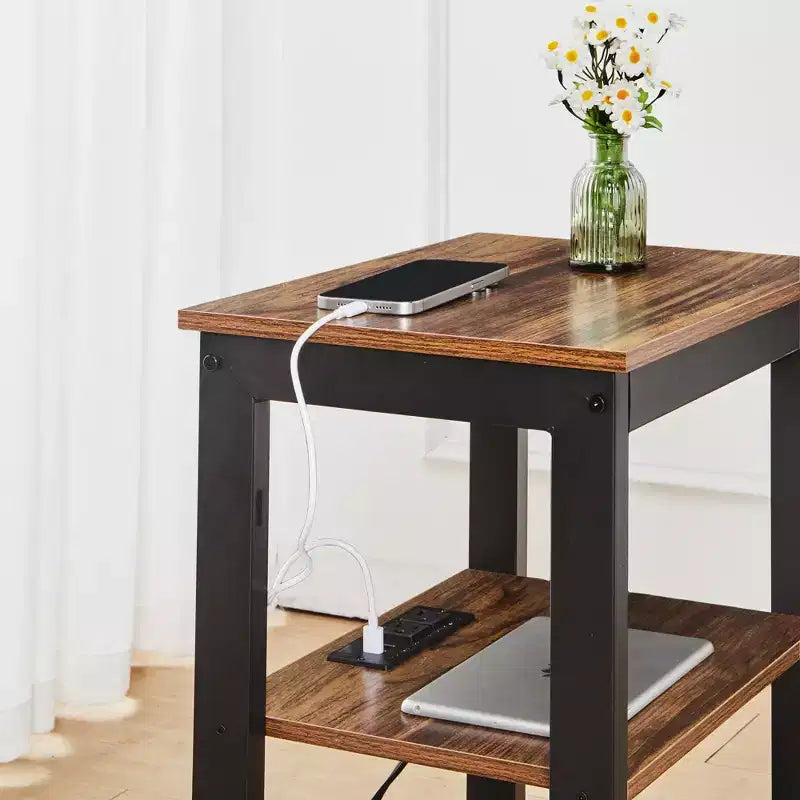 Table de chevet moderne avec station de recharge, Table d'appoint avec étagère de rangement pour chambre ou salon, Petits espaces, Noir/Marron/Blanc