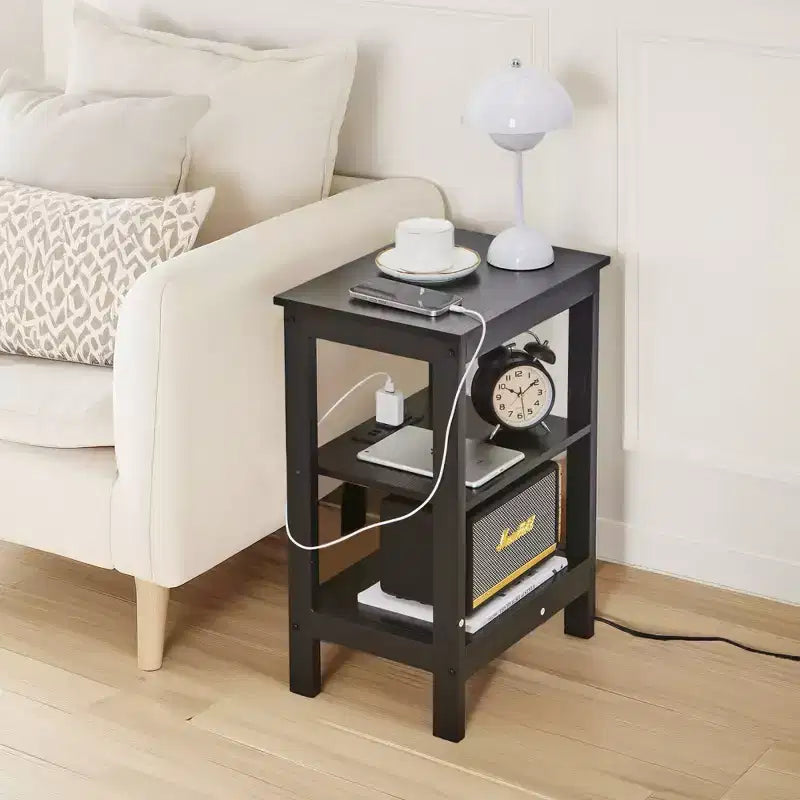 Table de chevet moderne avec station de recharge, Table d'appoint avec étagère de rangement pour chambre ou salon, Petits espaces, Noir/Marron/Blanc