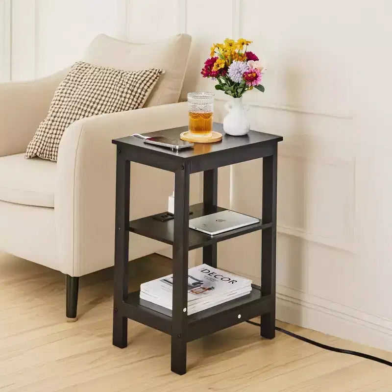 Table de chevet moderne avec station de recharge, Table d'appoint avec étagère de rangement pour chambre ou salon, Petits espaces, Noir/Marron/Blanc