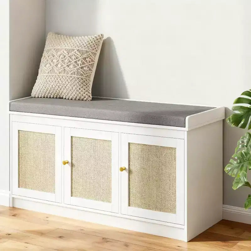 Banc de rangement pour chaussures de style campagnard avec portes en rotin tressé, petit banc d'entrée avec coussin en lin amovible pour petits espaces