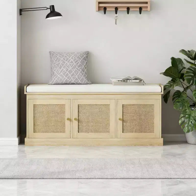 Banc de rangement pour chaussures de style campagnard avec portes en rotin tressé, petit banc d'entrée avec coussin en lin amovible pour petits espaces