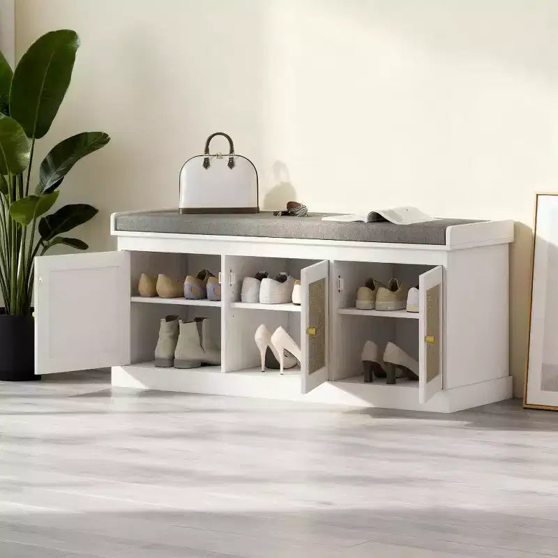 Banc de rangement pour chaussures de style campagnard avec portes en rotin tressé, petit banc d'entrée avec coussin en lin amovible pour petits espaces