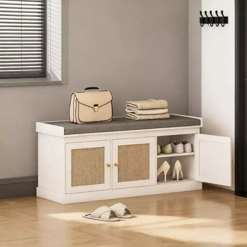 Banc de rangement pour chaussures de style campagnard avec portes en rotin tressé, petit banc d'entrée avec coussin en lin amovible pour petits espaces