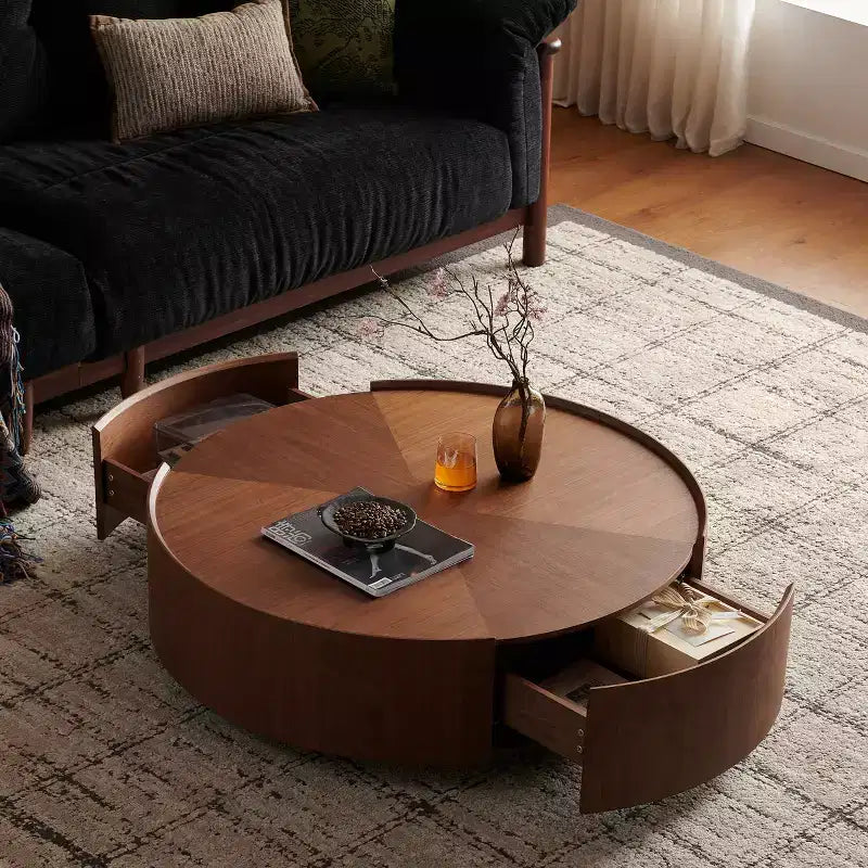 Table basse ronde en bois avec piètement en fer forgé.
