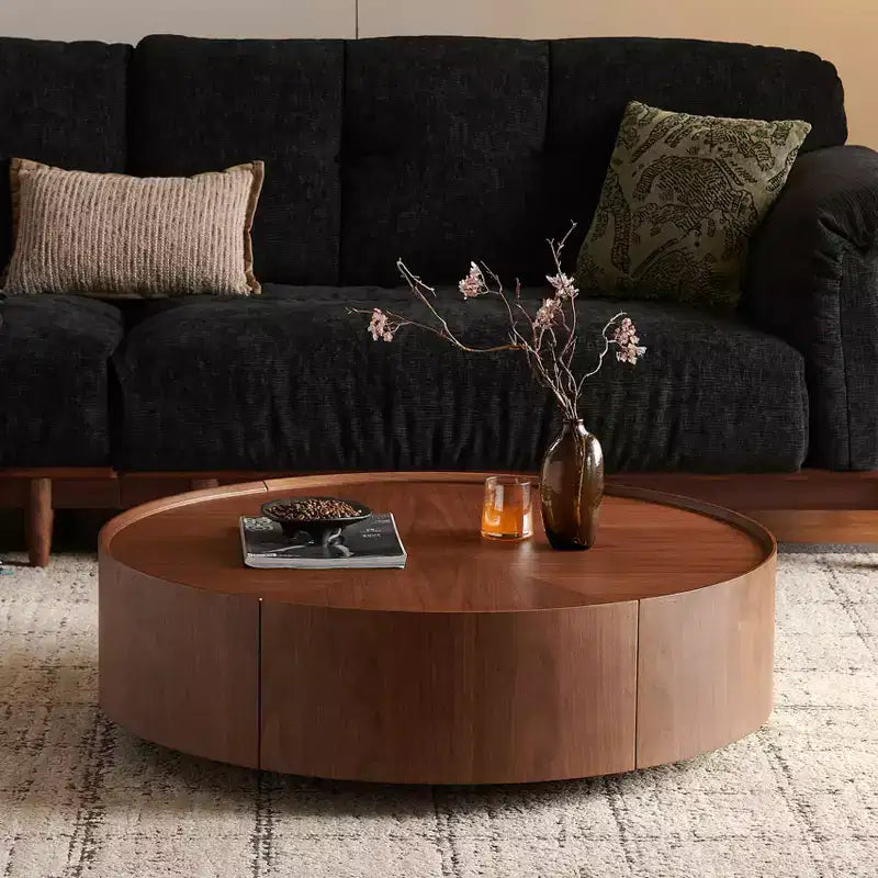 Table basse ronde en bois avec piètement en fer forgé.