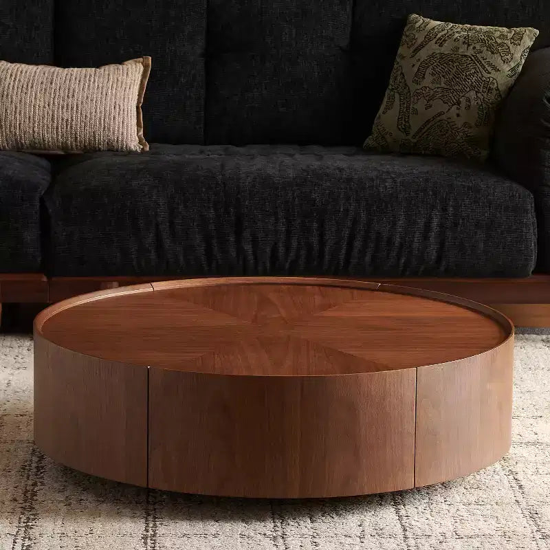 Table basse ronde en bois avec piètement en fer forgé.