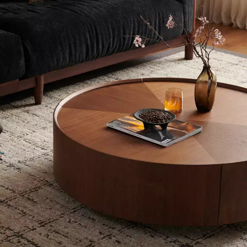 Table basse ronde en bois avec piètement en fer forgé.