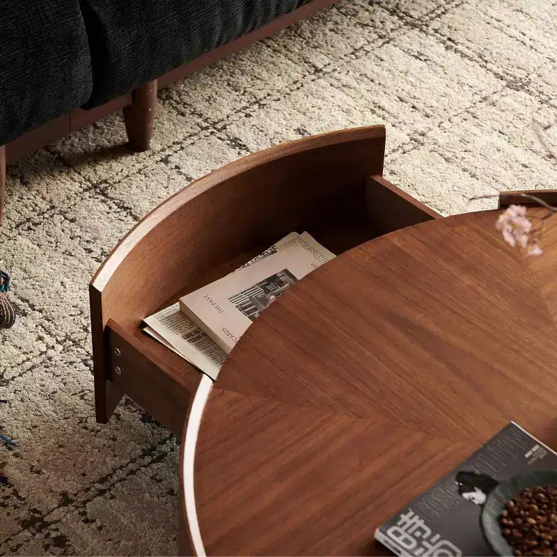 Table basse ronde en bois avec piètement en fer forgé.